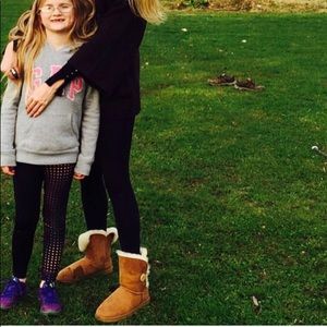 Short Ugg boots w/side button detail